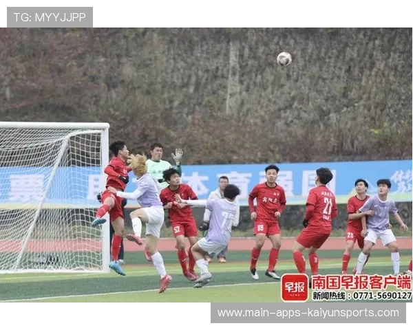 球迷支持:夜晚球场助威声震天!,晚上球场打球的真实图片 球迷支持:夜晚球场助威声震天!,晚上球场打球的真实图片